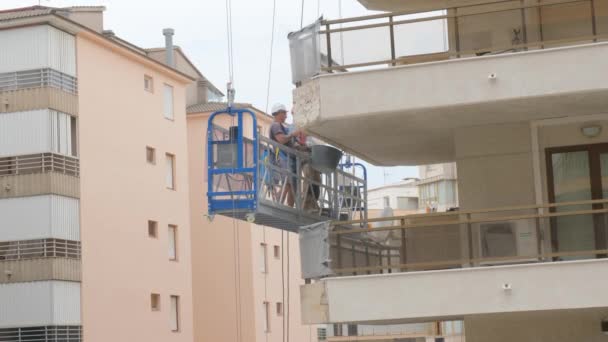 Tarragona Spanien Juni 2023 Byggare Arbetar Med Slagskämpe Fasadhiss Höjd — Stockvideo