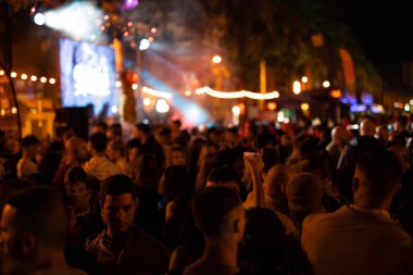 Tarragona, İspanya - 30 Ekim 2022: Birçok insanla birlikte gece diskosu.