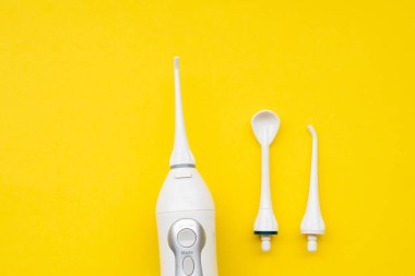 Farklı hortumlarla sarı arka planda ağız spreyi. Yukarıdan görüntüle.