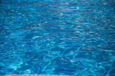 Yaz havuzundaki bulanık su dokusu kapat..