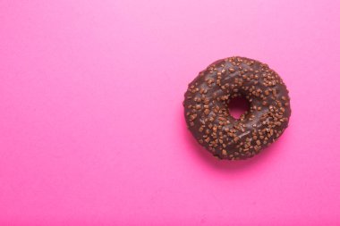 Pembe arka planda çikolatalı çörek..