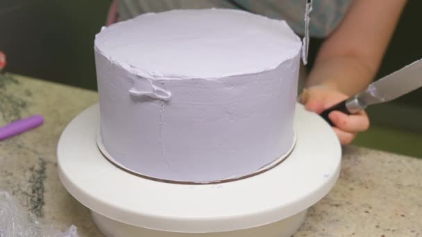 ペストリーシェフはクリームでケーキをレベルアップ — ストック動画