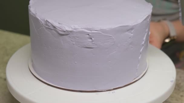 Der Konditor Nivelliert Den Kuchen Mit Sahne — Stockvideo