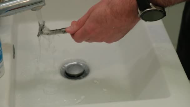 Cleaning Shaving Razor Bathroom Sink Rinsing Razor Water — Stock videók