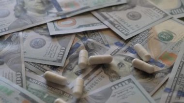 Doların arka planındaki haplar. Yakın plan..