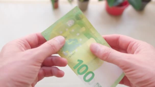 Homme Tient Billet 100 Euros Dans Main Gros Plan — Video