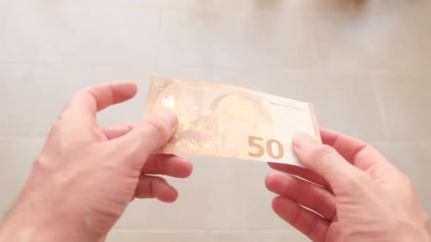 Homem Tem Uma Nota Euros Mão Close — Vídeo de Stock