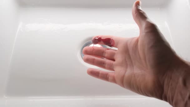 Mężczyzna Raną Krwią Palcu Facet Myje Ręce Krwi — Wideo stockowe