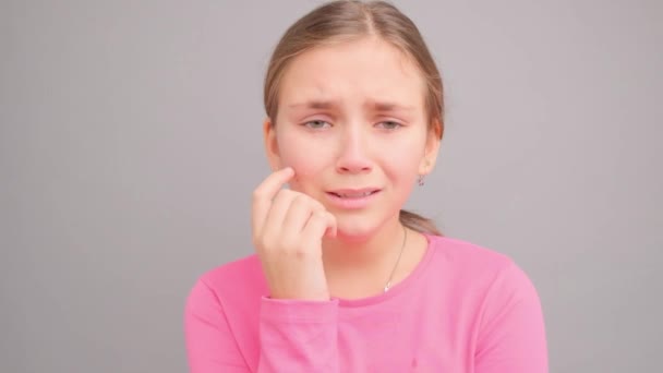 Uma Menina Uma Camiseta Rosa Está Chorando Gritando Vídeo Estúdio — Vídeo de Stock