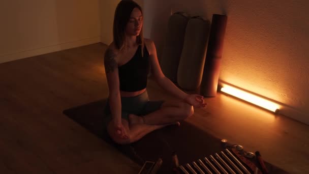 Una Donna Pratica Yoga Ambienti Chiusi Fioca Luce Calda — Video Stock