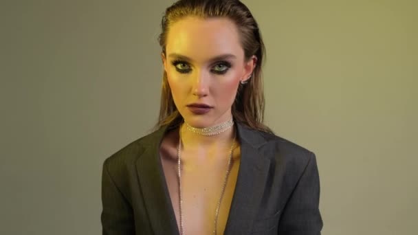 Beautiful Blonde Black Jacket Luxurious Jewelry Her Neck Beauty Portrait — Stock Video