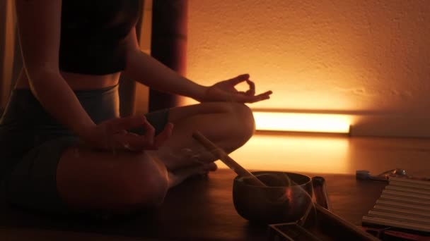 Une Jeune Femme Est Assise Position Lotus Dans Une Pièce — Video
