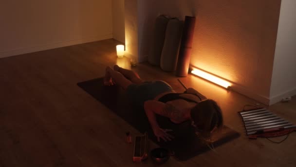 Žena Cvičí Jógu Vevnitř Slabého Teplého Světla Hluboké Dýchání Koncentrace — Stock video