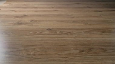 Plastik döşemeleri temizlemek için mikrofiber paspas. Yakın plan. Düzenli ev temizliği.