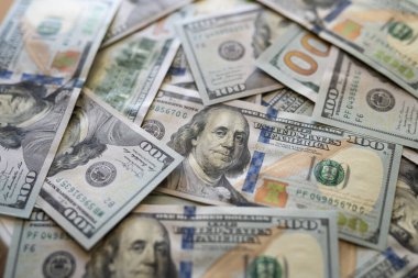Dolar banknotlarının dokusu. Yüz dolar. Yakın çekim, makro.