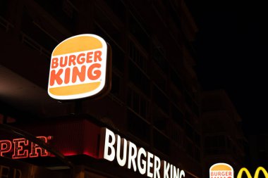 Tarragona, İspanya - 09 Haziran 2023: Burger King İmza EnTracding Binası. Geceleri Burger King restoranının dışında..