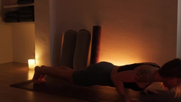 Eine Frau Praktiziert Yoga Drinnen Schummrigem Warmen Licht Tiefe Atmung — Stockvideo
