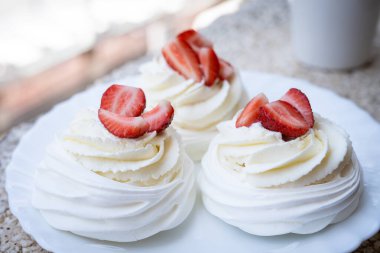 Ev yapımı kremalı Pavlova pastası taze çilek ve naneli. Yaz tatlısı. Fransız pastası. Şekerleme. Klasik tatlı işte. Çilekli tatlı.