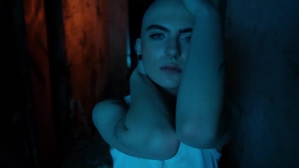 Uma Mulher Sem Pêlos Cabeça Numa Cave Iluminada Por Néon — Vídeo de Stock