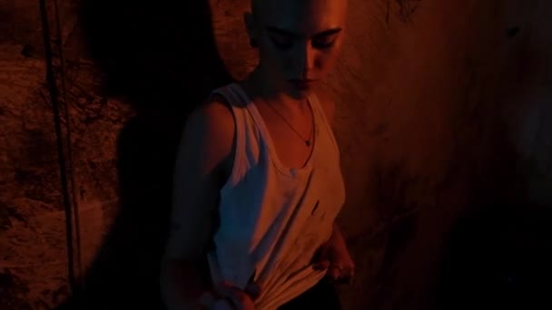 在霓虹灯下的地下室里 一个没有头发的女人被拖到身后 精神健康不稳定 精神紊乱 吸毒成瘾 — 图库视频影像
