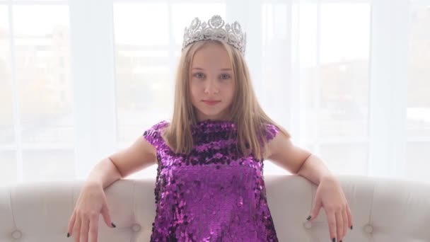 Retrato Uma Princesinha Fofa Com Uma Coroa Cabeça Menina Pisca — Vídeo de Stock