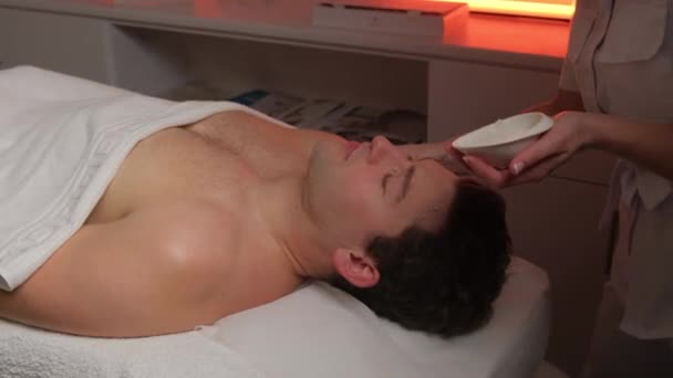 Kosmetikerin Schrubbt Gesicht Junger Männer Wellness Salon — Stockvideo