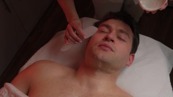 Kosmetikerin Schrubbt Gesicht Junger Männer Wellness Salon — Stockvideo