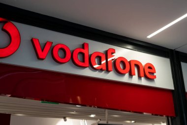 Tarragona, İspanya - 24 Temmuz 2023: Dükkanda Vodafone logosu.