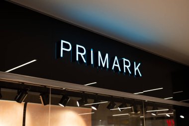 Tarragona, İspanya - 24 Temmuz 2023: Dükkana yakın çekimde Primark logosu.