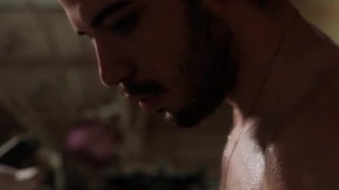 Gözlük takan çıplak gövdeli genç bir marangoz portresi..