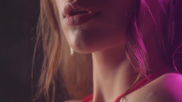 Smycken Halsen Modellen Närbild — Stockvideo