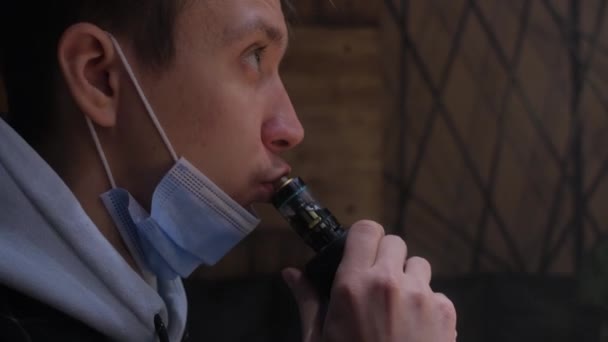 Vape 담배를 피우는 남자의 클로즈업 초상화 — 비디오