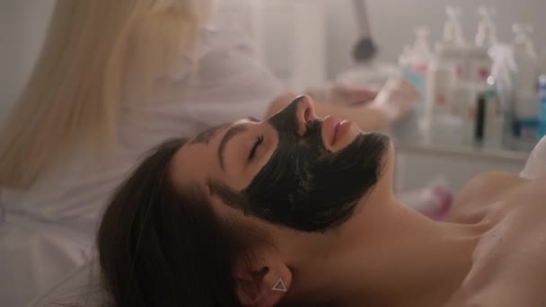 Peeling Carbono Cara Una Joven Hermosa Niña Cosmetología Del Cuidado — Vídeo de stock