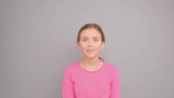 Dziesięciolatka Patrzy Kamerę Krzyczy Różowej Koszulce Szarym Tle — Wideo stockowe