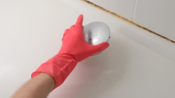 シンクのドレインプラグは 髪と汚れの塊で詰まっています ゴム製グローブの配管がシャワーの排水を開ける — ストック動画