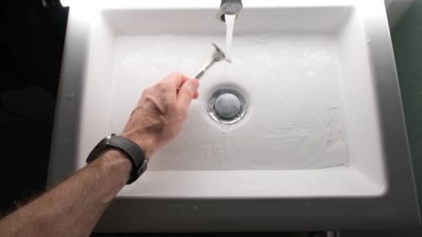 Καθαρισμός Ξυραφιού Ξυρίσματος Στο Μπάνιο Ξέπλυμα Ξυραφιού Νερό — Αρχείο Βίντεο