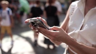 Tarragona, İspanya - 01 Ağustos 2023: Ellerinde siyah bir iPhone tutan bir kız maksimum profesyonel.