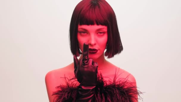 Fashion Portrait Girl Black Bob Wig Black Lipstick Red Light — Vídeo de stock