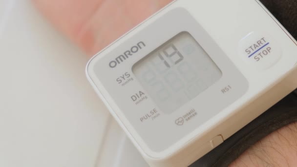 スペイン タラゴン 2023年7月1日 男性の手のクローズアップに対する血圧の測定 — ストック動画