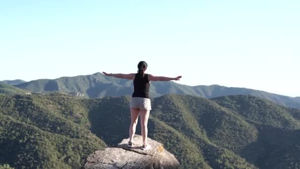 Туристическая Женщина Вершине Высоких Скал Раскинула Руки Ощущения Свободы Достижения — стоковое видео