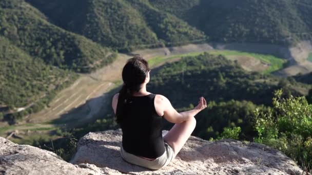 Žena Sedí Lotosové Pozici Vrcholu Hory Časného Letního Slunečného Rána — Stock video