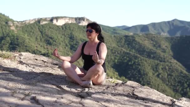 Kobieta Siedzi Pozycji Lotosu Szczycie Góry Wczesnym Letnim Słonecznym Poranku — Wideo stockowe