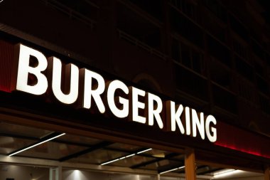 Tarragona, İspanya - 09 Haziran 2023: Burger King İmza EnTracding Binası. Geceleri Burger King restoranının dışında..