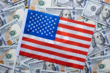 Amerika bayrağı, iş ve finans konsepti üzerine Amerikan doları banknotları.