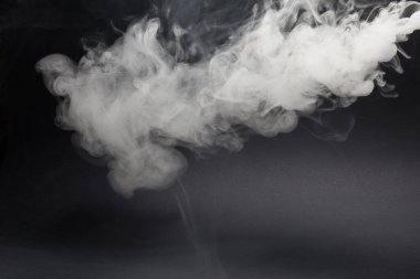 Siyah arkaplanda beyaz duman bulutu