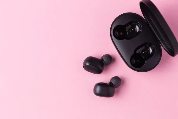 Close Black Wireless Headphones Pink Isolated Background — Stock Photo, Image