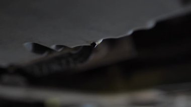 Bir araba servisinde motor yağını boşaltıyorum..