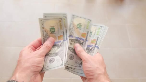 Homme Compte Les Dollars Liquide Vue Rapprochée Dessus — Video