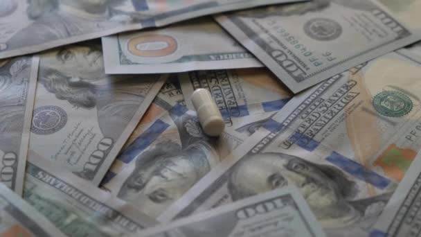 Latar Belakang Dari Tangan Orang Dolar Meletakkan Pil Perusahaan Farmasi — Stok Video