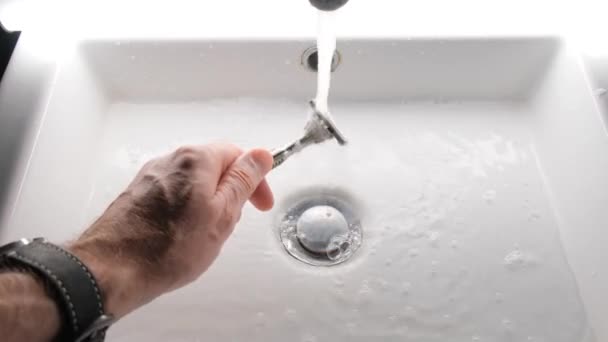 Cleaning Shaving Razor Bathroom Sink Rinsing Razor Water — Stockvideo